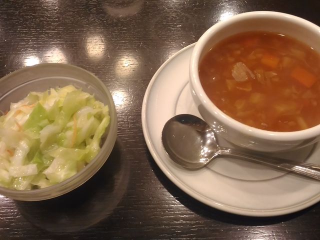 名物のコールスローとポルシチ_たいめいけん