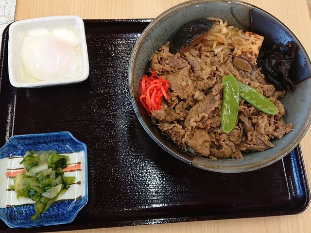 すき焼丼
1,080円_道の駅 米沢 総合案内所