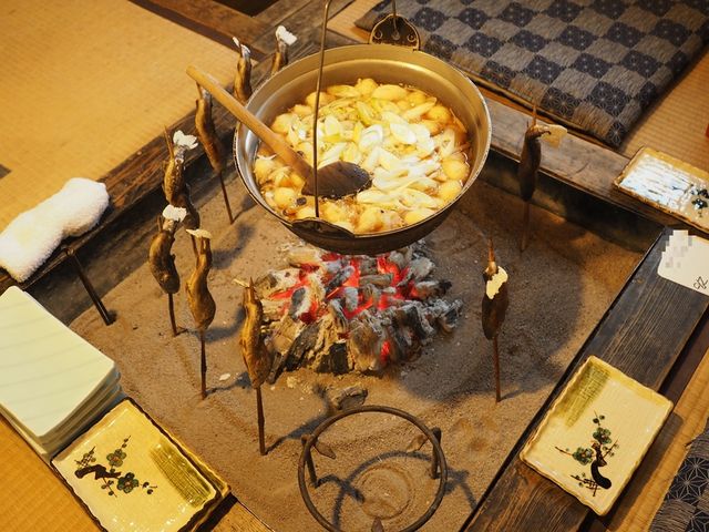 囲炉裏端での夕食_鶴の湯温泉