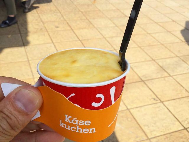 "焼きたてケーゼクーヘン"は湯の坪街道沿いの店舗だけで購入可能。サクッと買い食いが楽しい!_ミルヒドーナツアンドカフェ店
