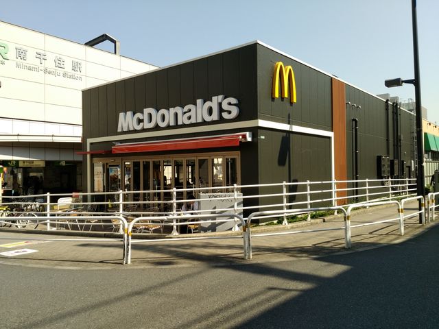 綺麗な外観_マクドナルド南千住駅店