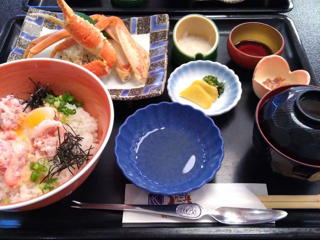 蟹脚のついた定食でも1800円くらいとリーズナブルです。_御食事所弓ヶ浜