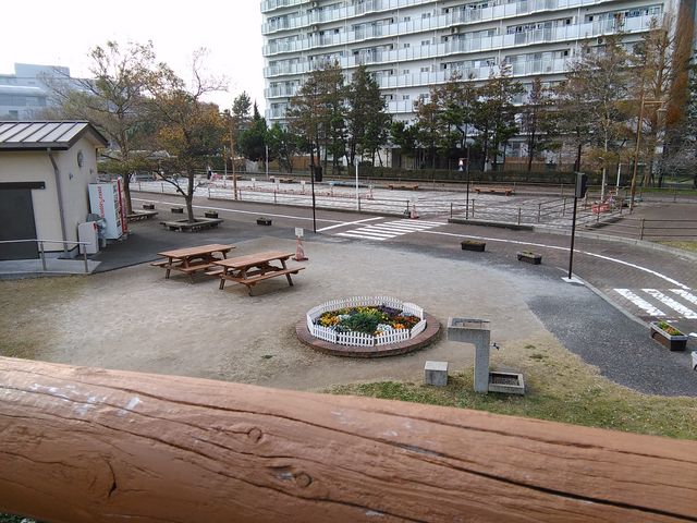 テーブルや椅子などの設備もあり_浦安市交通公園