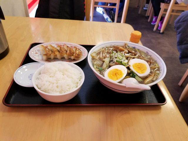 まかないラーメンと餃子とライス_大連