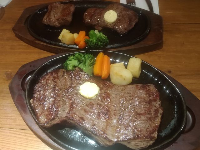 手前が1ポンド450gステーキです_JUMBO STEAK HAN S ハンズ 国際通り牧志店