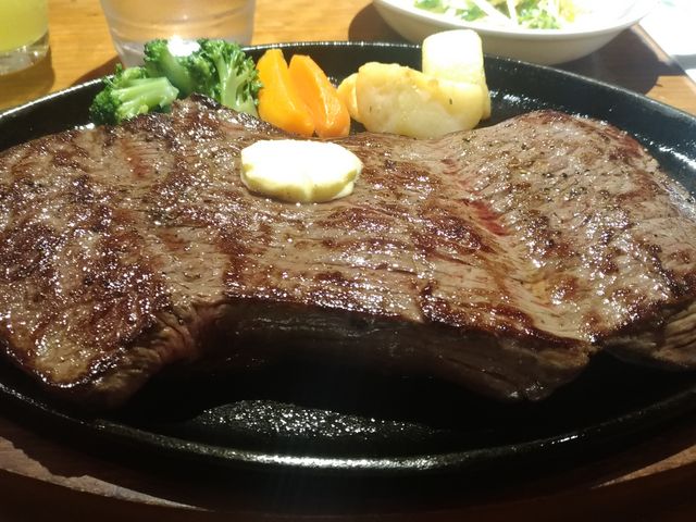 この肉肉しいステーキの迫力!www_JUMBO STEAK HAN S ハンズ 国際通り牧志店
