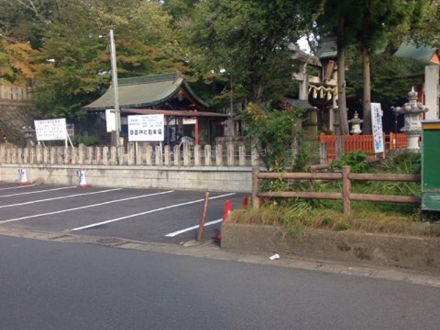 朝の神社です。駐車場あり。_御霊神社