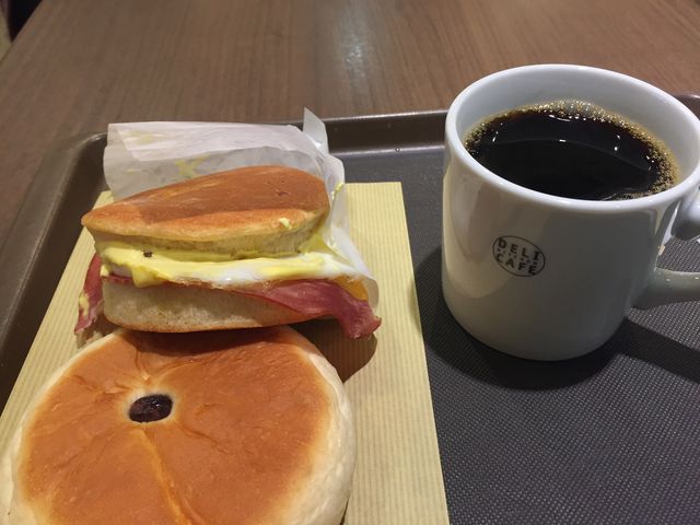 パンをイートインできます_デリカフェキッチン元町店