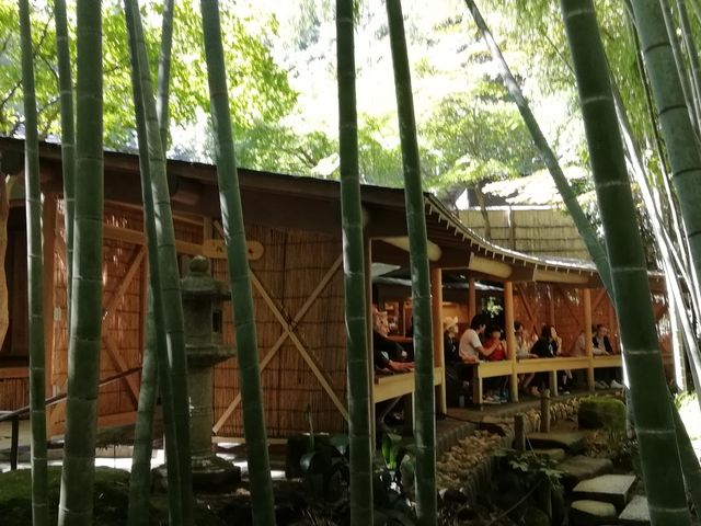 竹林の中にあります_休耕庵