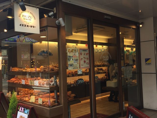 入り口が目立たないので注意_イスズベーカリー 生田ロード店