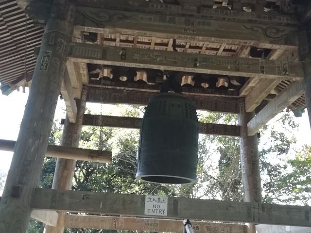 鐘楼です_杉本寺 五輪塔群