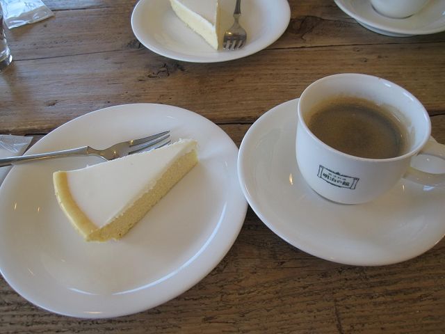 ケーキは400円、コーヒーは300円_カフェ 明治の館