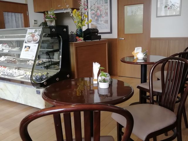 小さな店舗にイートインスペース
6席_フランス洋菓子 モンブラン