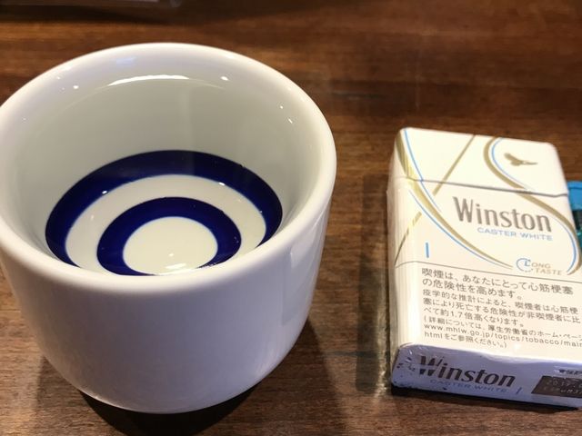 日本酒は、大きなぐい飲みで出される。_大衆飲み処 徳田酒店