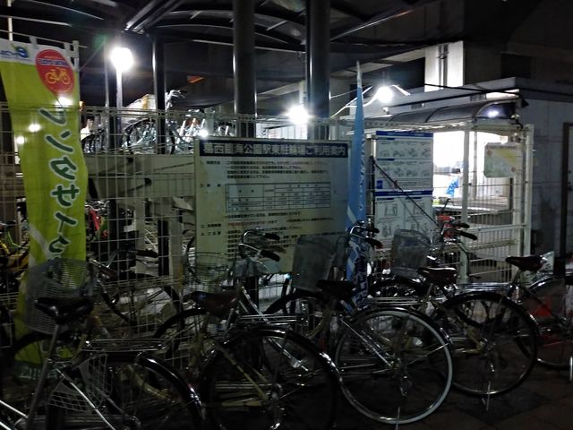 駅を出て左に、駐輪場_JR京葉線葛西臨海公園駅