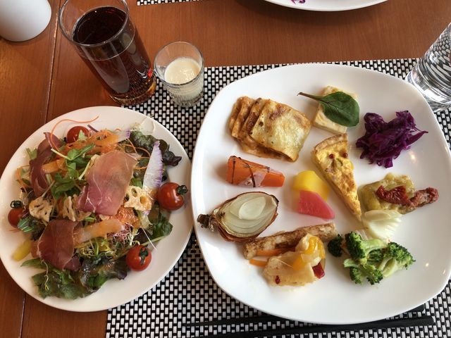 野菜たっぷりで美味しいです。この他にメイン料理とデザートなどもあります。_メルキュール札幌