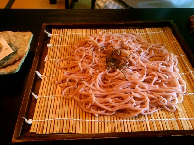 そばの写真はフラッシュの関係で赤くみえますが、そば色に近い_草太郎庵
