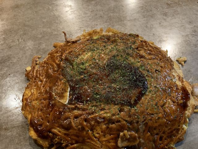 焼いて目の前の鉄板に持ってきてくれます_お好み焼 きじ 梅田スカイビル店