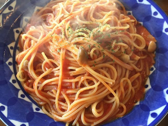 ボリュームたっぷりな皿 一人前_外食家 くじら