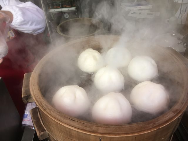 蒸したてを味わえます。湯気まで美味しそう!_ブタまんの江戸清