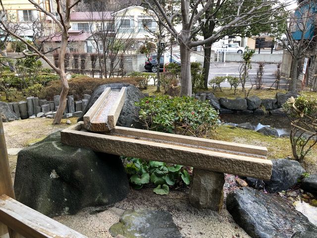 湯けむり緑地2(園内の池に注がれる温泉)_熱海ゆけむり緑地