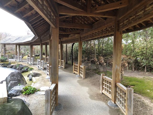 湯けむり緑地3(屋根付きの遊歩道)_熱海ゆけむり緑地