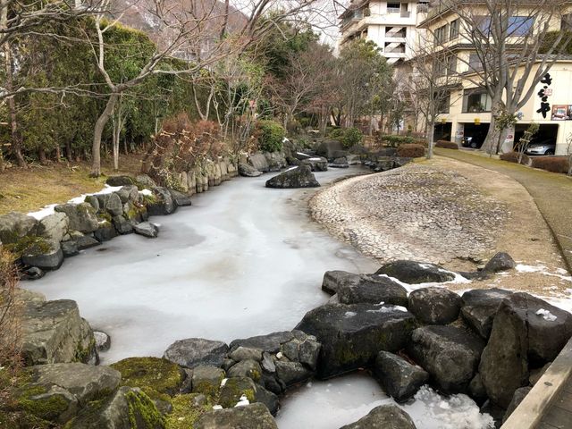 湯けむり緑地4(園内の池)温泉の池も余りの寒さに凍結です。_熱海ゆけむり緑地