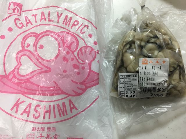 いつも買うむき身の牡蠣。1000円と500円くらいのものがあります。_道の駅鹿島干潟物産館