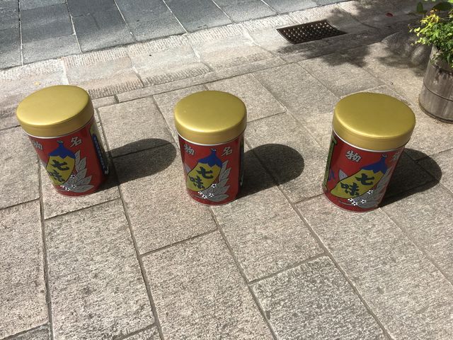 お店の前にある七味缶も可愛いです_八幡屋礒五郎 大門店