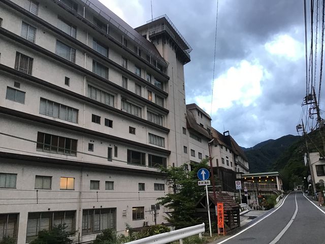 細い県道沿いにあります。_水上館