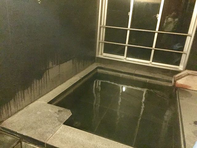 お湯は少し熱めですが、気持ちいいです。天気が良ければ窓から絶景☆_ホテルノイシュロス小樽