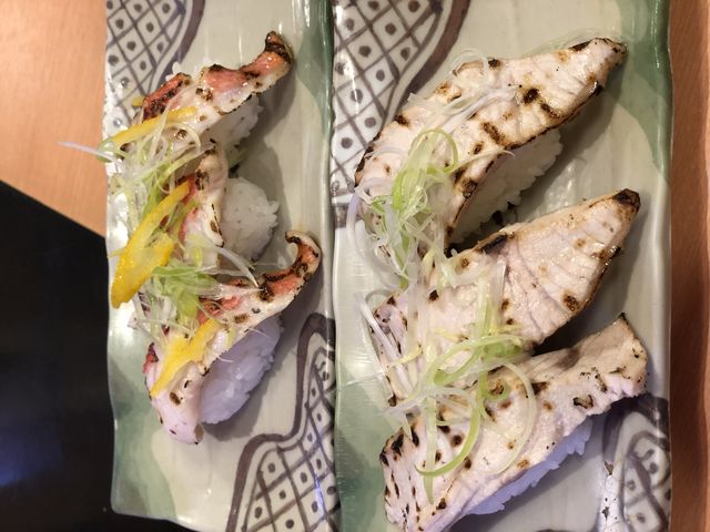 手前ぶり炙りは火を当て過ぎで焼き魚状態、しかも冷めている。金目鯛炙りも同様。_沼津 魚がし鮨 掛川店