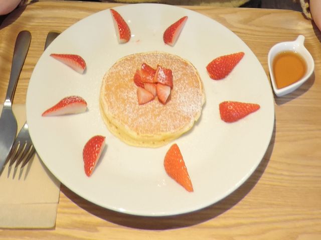 3月の季節のパンケーキ(1枚)はイチゴでした。イチゴ自体もメープルに負けないくらいかなり甘い!_MAPLE BASE