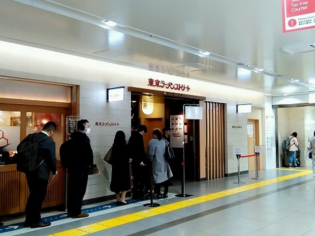 いつも行列です_六厘舎