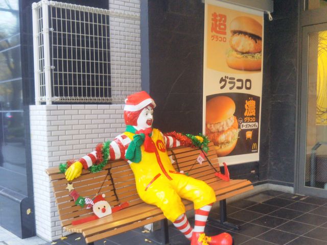 『クリスマスシーズンのドナルド』。_マクドナルド山下公園前店(McDonald’s)
