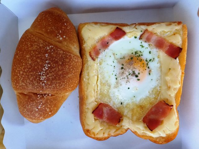 ベーコンエッグトーストと塩バターパン_デイリーヤマザキ 赤松パーキングエリア(下り)店
