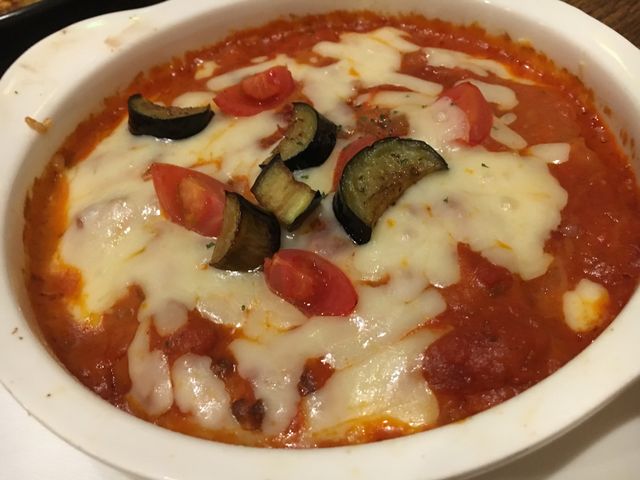 メニューは黒の鉄のお皿に、チーズの焦げもあり、美味しそうだが、見た目がまずアウト!ぬるい、まずい!_ベビーフェイスリンデンバウム 和泉R26店