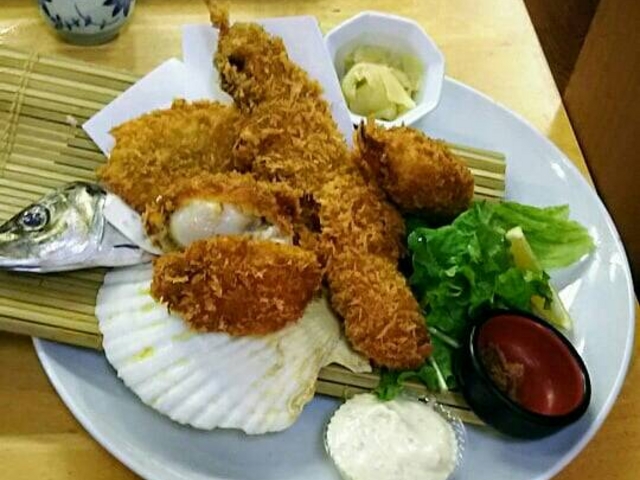 帆立フライは二つに切ってあります_小さな魚がし 野口鮮魚店