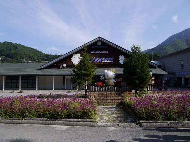 チケット売り場でハローキティちゃんがお待ちです。_富士見台高原(長野県阿智村)