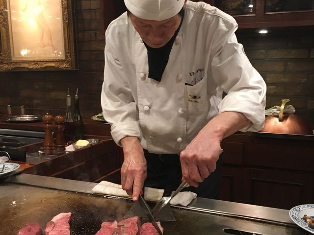 目の前で焼いてくれます_神戸牛ステーキ専門店 ステーキランド神戸館