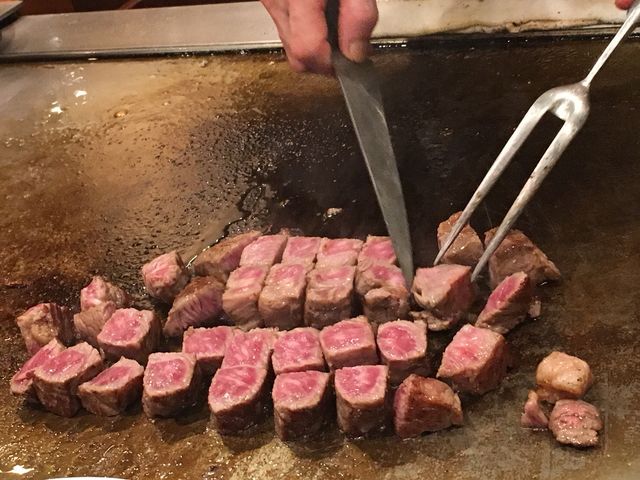 食べやすくカットしてくれました_神戸牛ステーキ専門店 ステーキランド神戸館