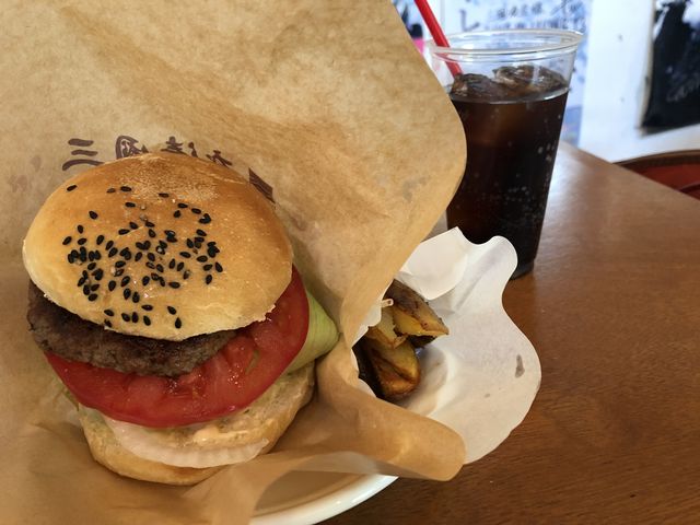 ボリューム満点ハンバーガーセット!_三国湊座