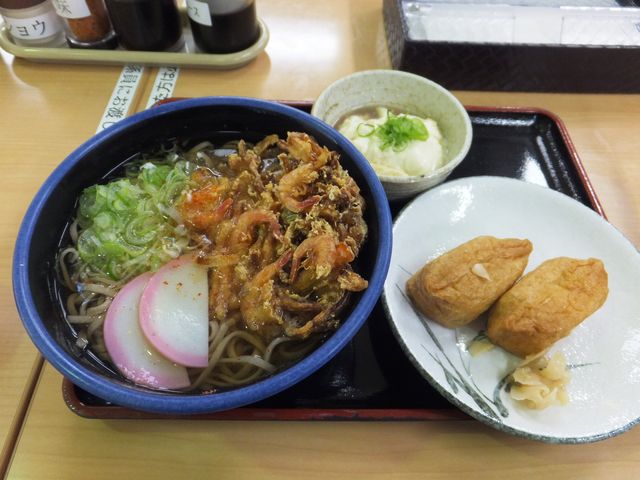 かきあげそば(蒜山そば)といなり寿司・豆腐のセット。_蒜山高原SA上り線レストラン