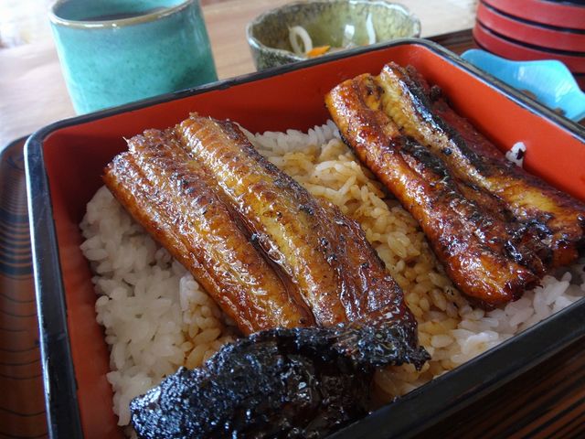 天然鰻は蒸さずに焼かれています。_四万十屋