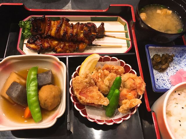 焼鳥と唐揚げが付いたボリューミーな定食。_登利平高崎モントレー店