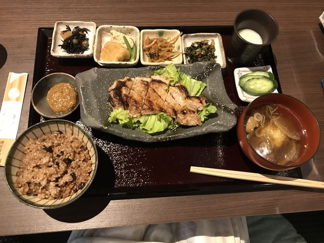 セットのお肉。豚でした。小鉢がどれもおいしいです。
セルフでレモン水と暖かいお茶がいただけます。_おふろcafe 白寿の湯
