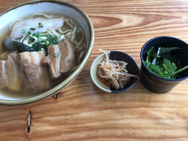 沖縄そば(大)。右端がヨモギ。_ちらー小 本店