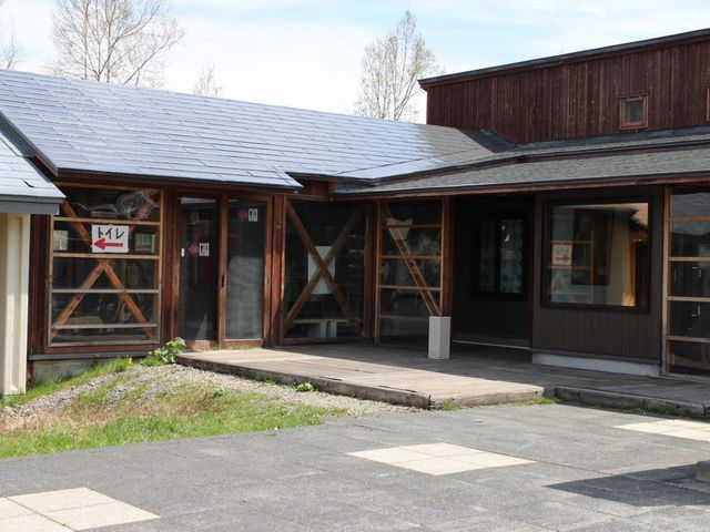 トイレ棟とは廊下でつながっています_道の駅しらたき