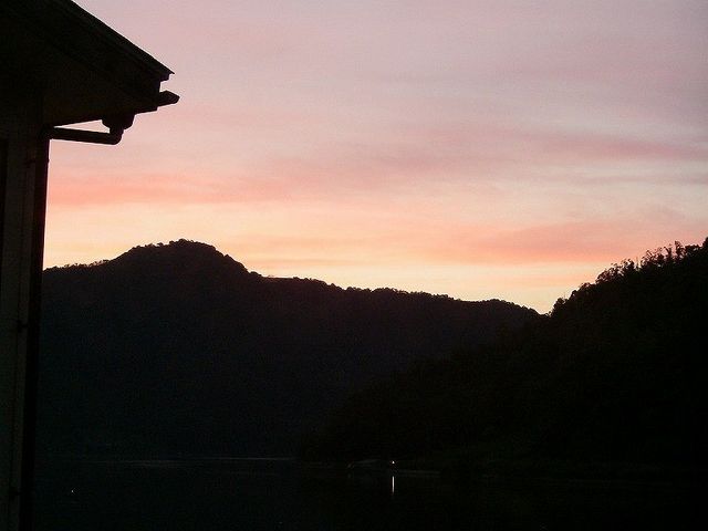 虹岳島荘からの夕景。_水月湖