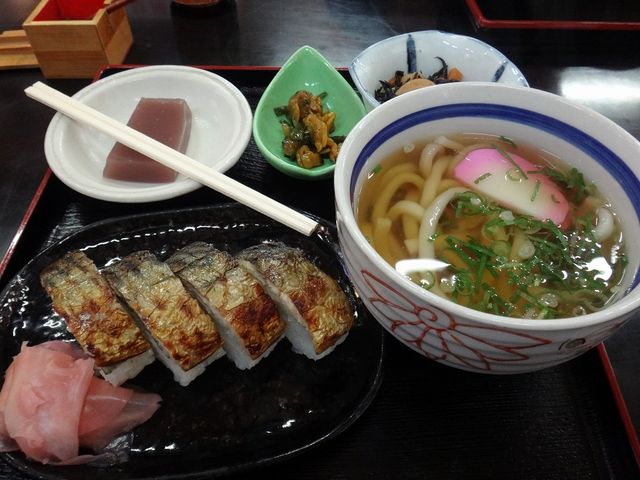 焼き鯖寿司とうどんのセット。_四季彩館